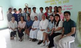 Die Absolventen mit Lehrern des Angelicum Colleges, Schwestern und Freiwilligen